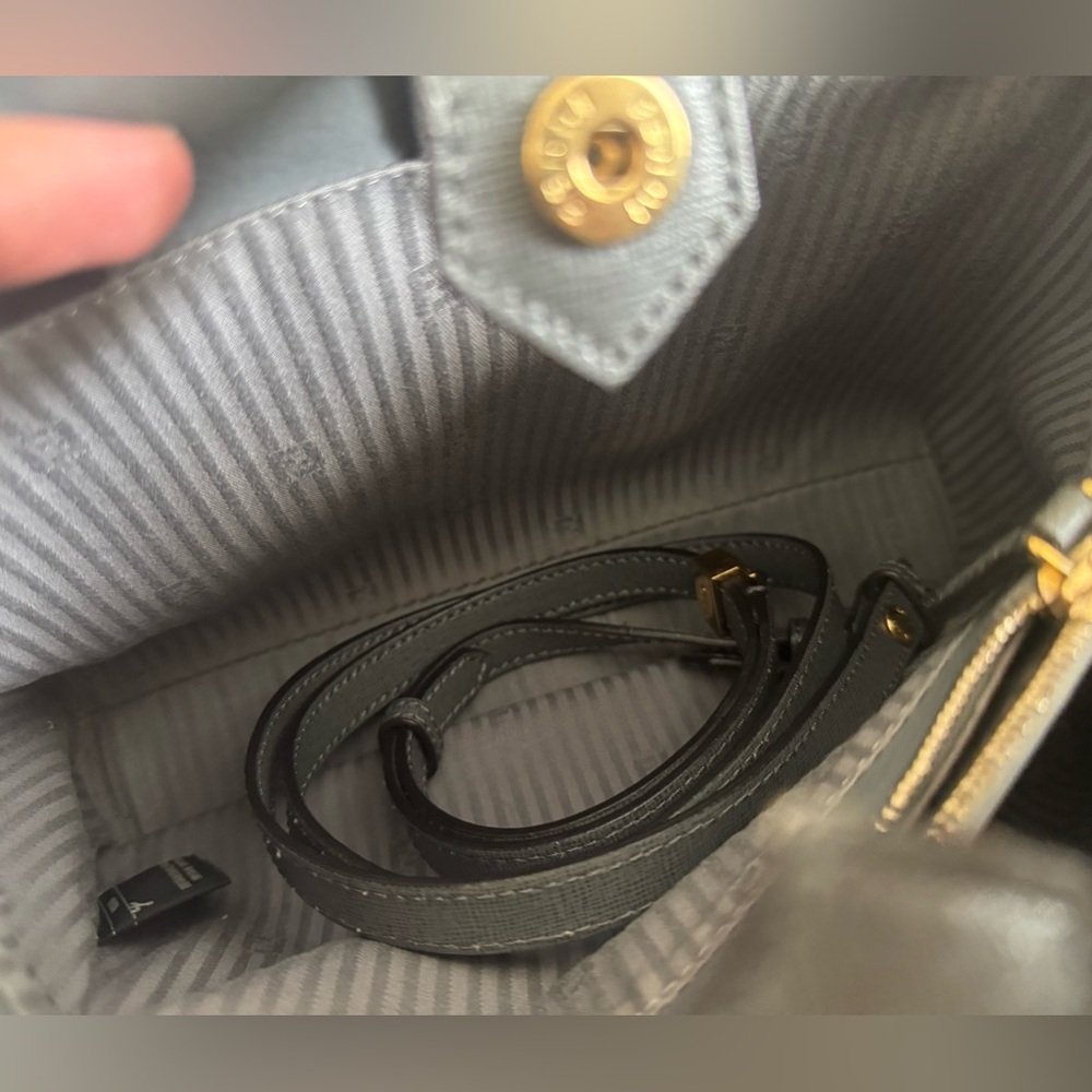 Fendi Petite 2jours in light gray w/ leather strap and bag charm - Picture 10 of 17